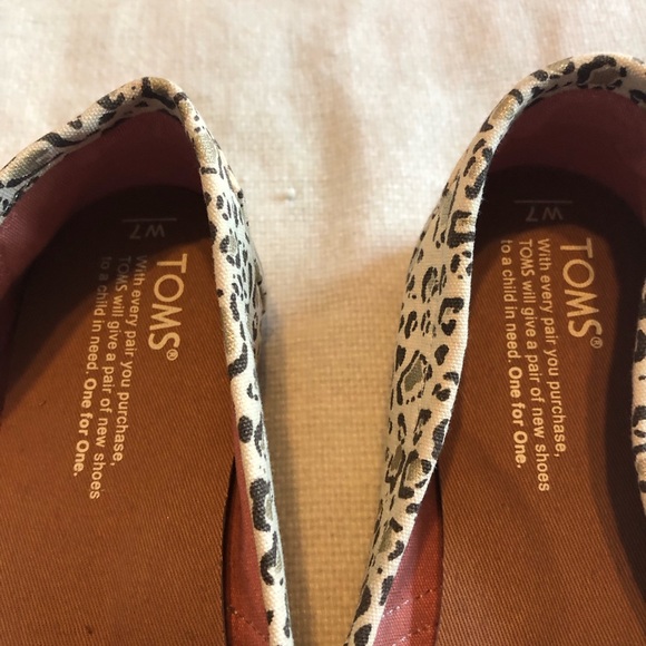 Toms Alpargatas in gold accented animal print size 7 NWT. - Picture 4 of 5